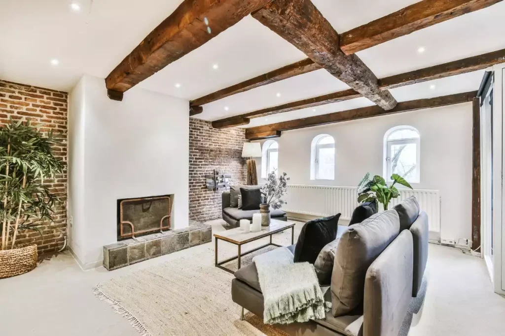Salon avec poutres apparentes