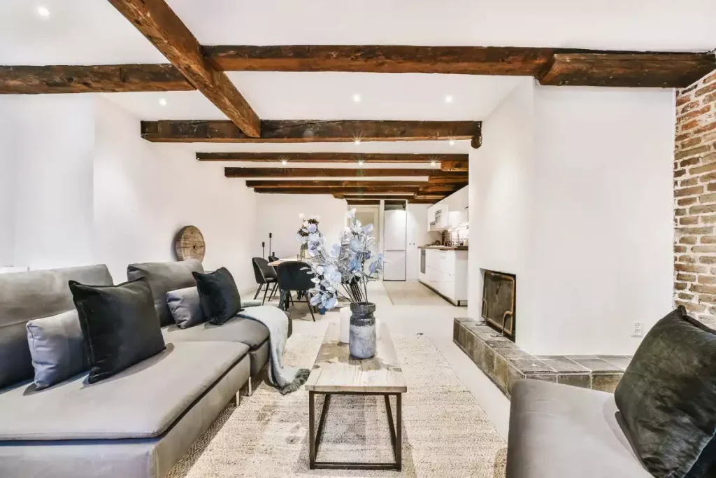 Salon avec poutres en bois apparentes