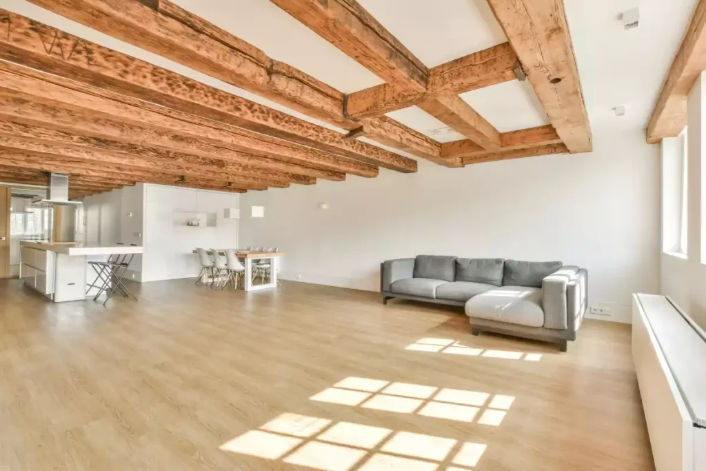 Salon style rustique avec poutre apparente