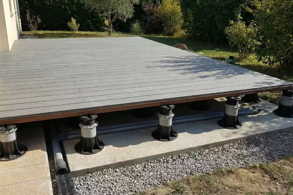 Fixation pergola terrasse sur plots