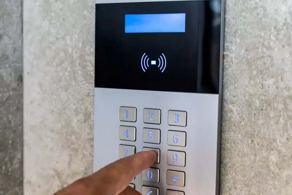 interphone sonne en pleine nuit