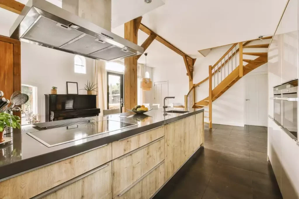 cuisine moderne avec poutres apparentes