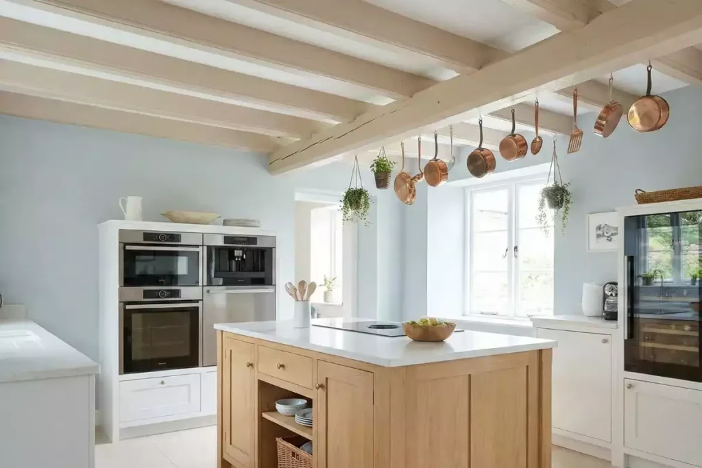 cuisine moderne ouverte avec poutre apparente