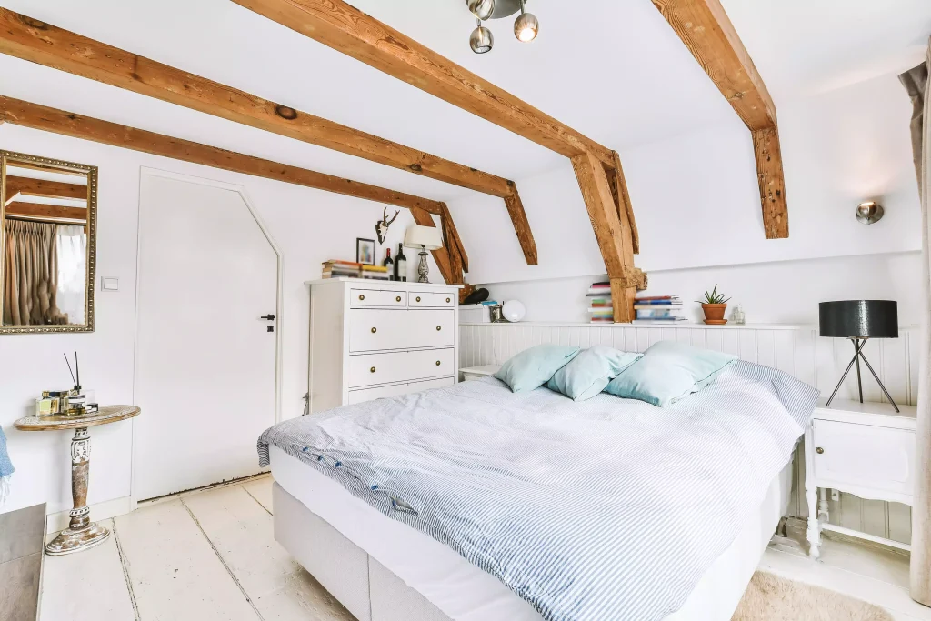 Déco chambre avec poutres apparentes
