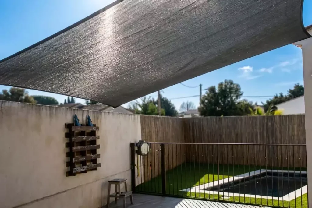 comment installer un voile d'ombrage sur un balcon
