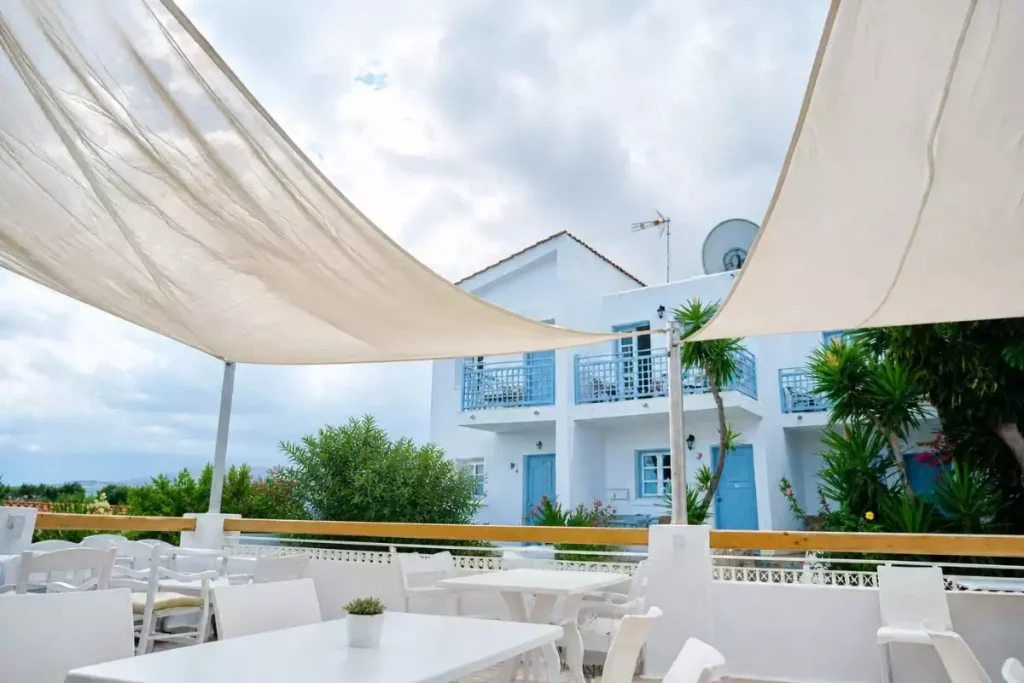 installer un voile dombrage sur un balcon facilement