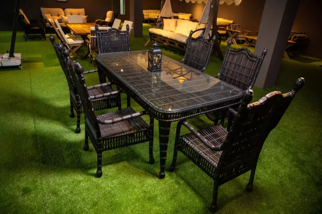 raviver un salon de jardin en plastique noir
