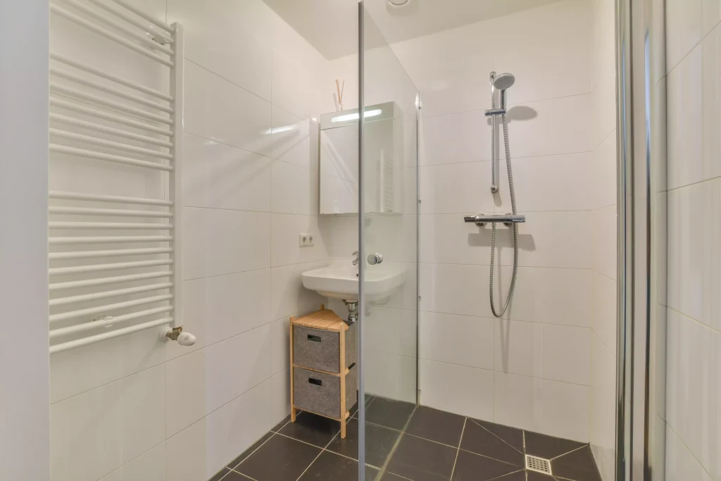 Douche italienne petite salle de bain carrelage