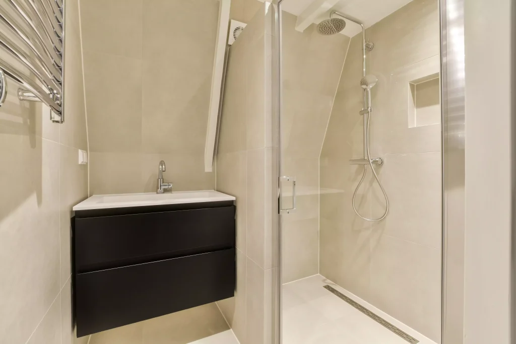 Petite salle de bain douche italienne avec paroi en verre