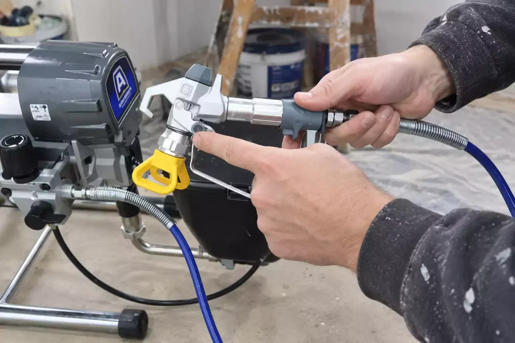 Un professionnel réalise une prestation de peinture airless en décoration